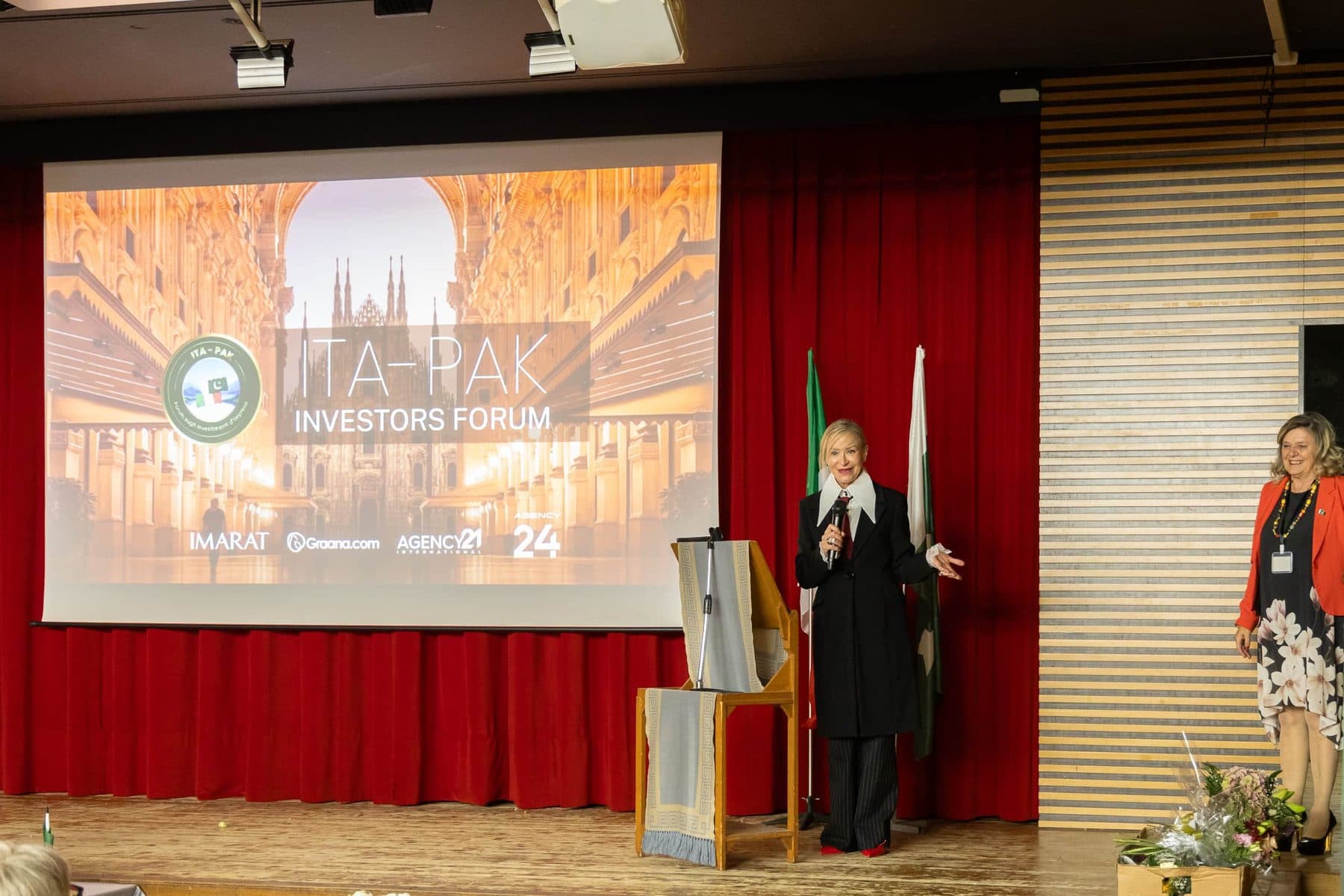 Speaker on stage at the Investors Forum