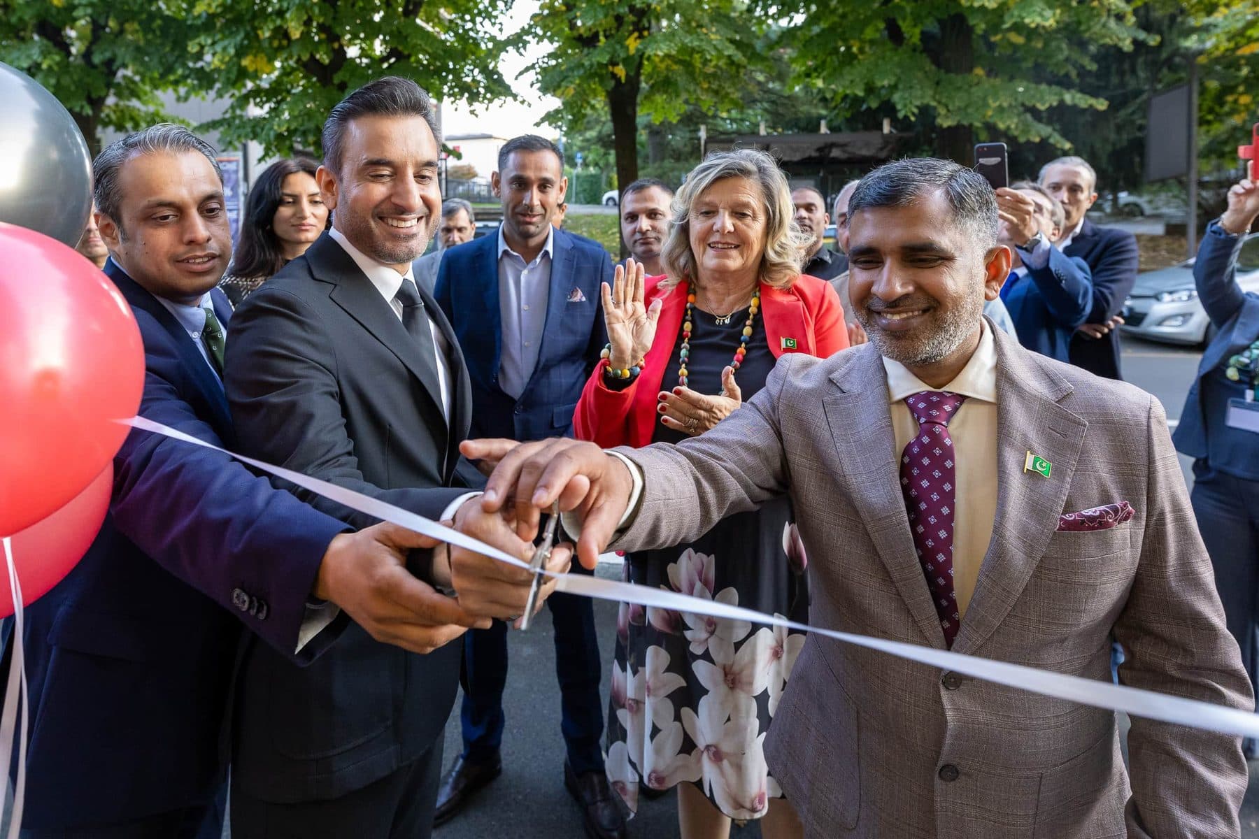 Ribbon cutting at the Graana and Imarat offices